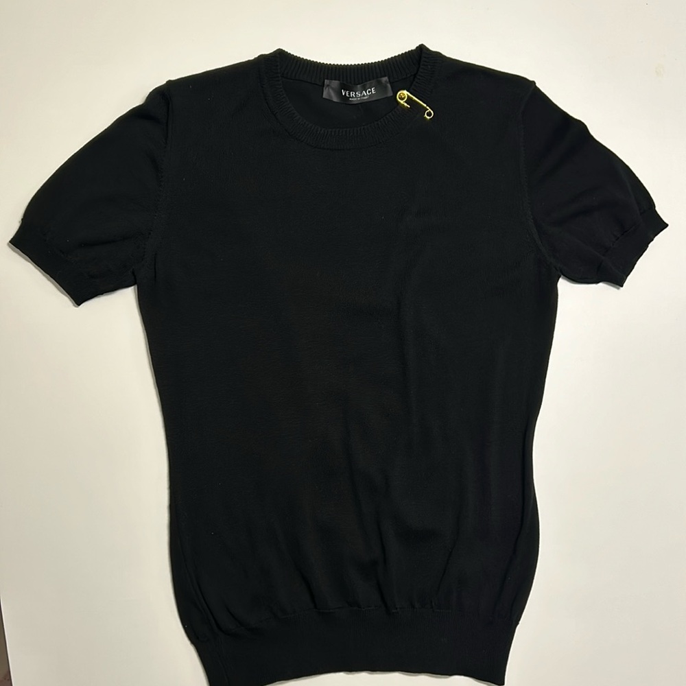 Women’s Versace black cotton knit t-shirt with gold embellished safety pin NEW